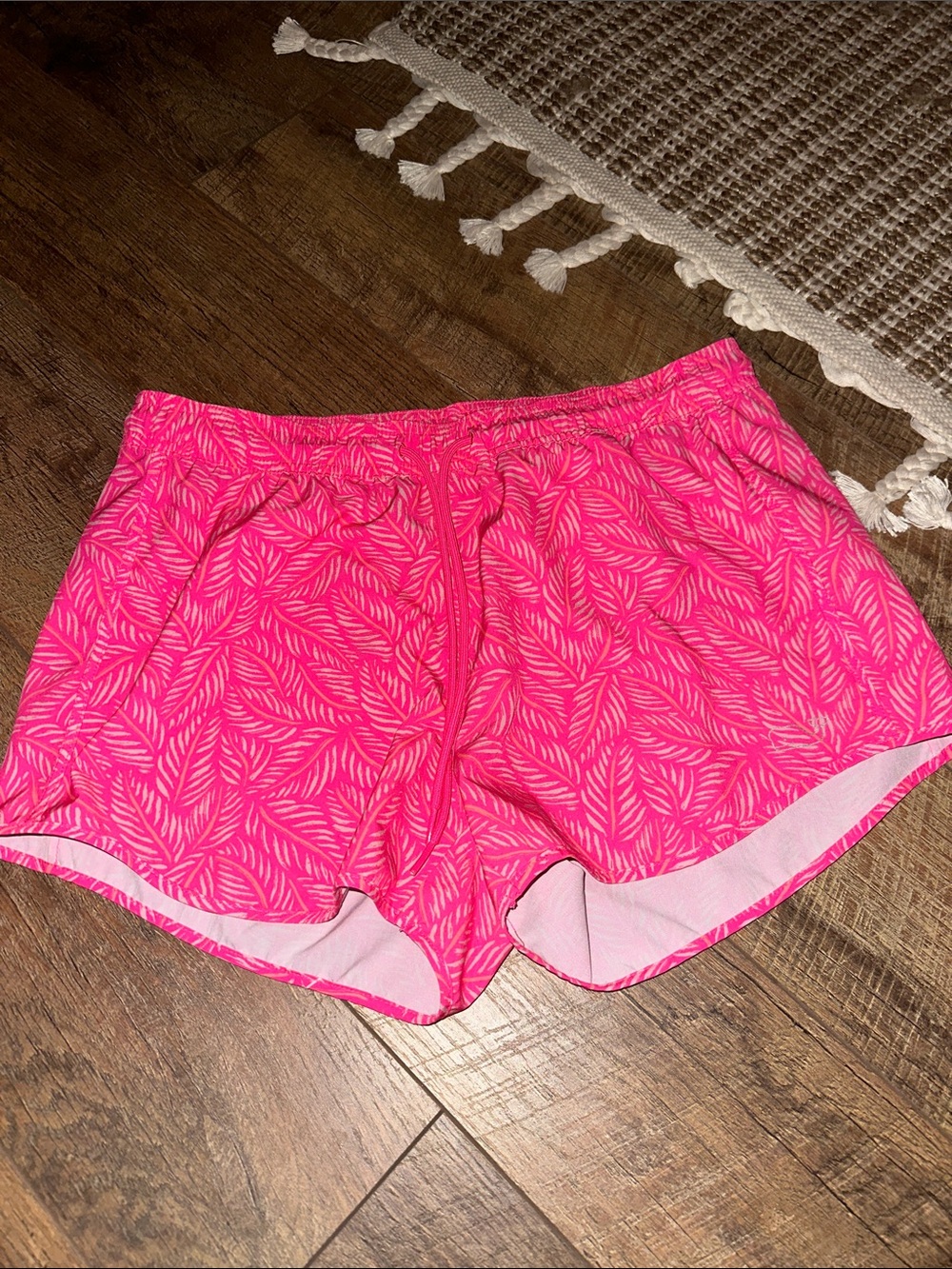 Vineyard vines Women’s Pink Leaf-Print Athletic Shorts